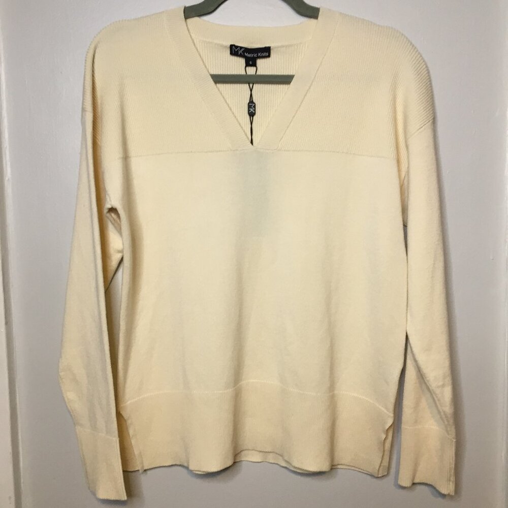 NWT Metric Knits Cream/ Ivory V Neck Sweater | SMALL